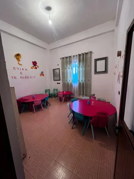 Tirane, jepet me qera ambjent biznesi Kati 0, 1.010 m² 800 € (ambient multifunksional ne laprake)