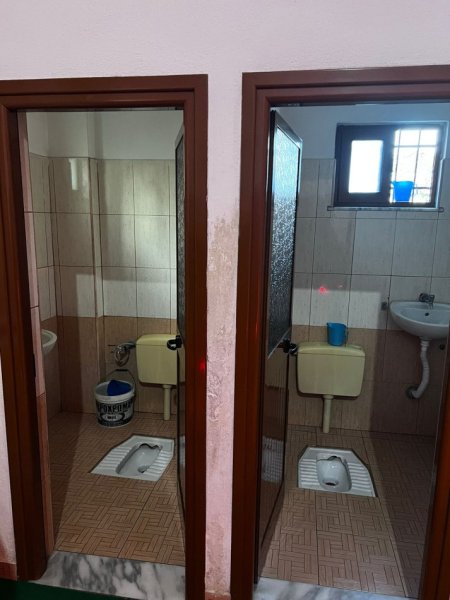 Tirane, jepet me qera ambjent biznesi Kati 0, 1.010 m² 800 € (ambient multifunksional ne laprake)