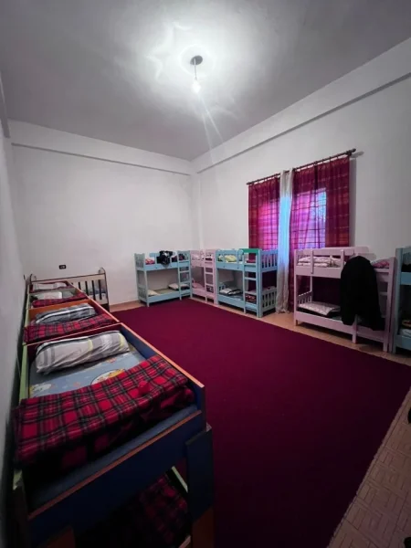 Tirane, jepet me qera ambjent biznesi Kati 0, 1.010 m² 800 € (ambient multifunksional ne laprake)