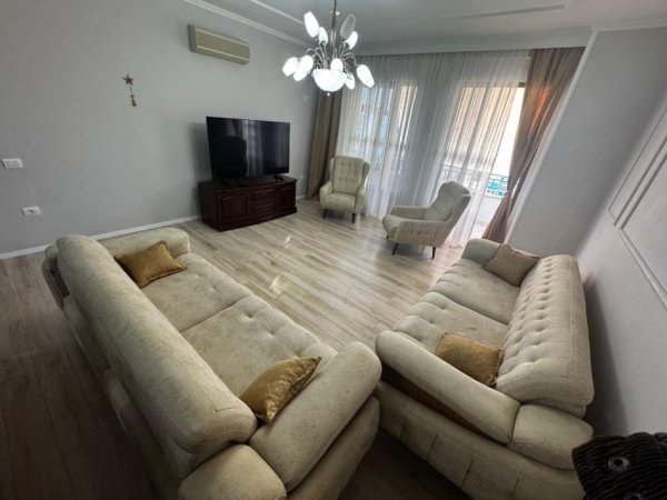 Tirane, jepet me qera apartament 2+1+Ballkon Kati 7, 121 m² 800 € (Kompleksi Grand)