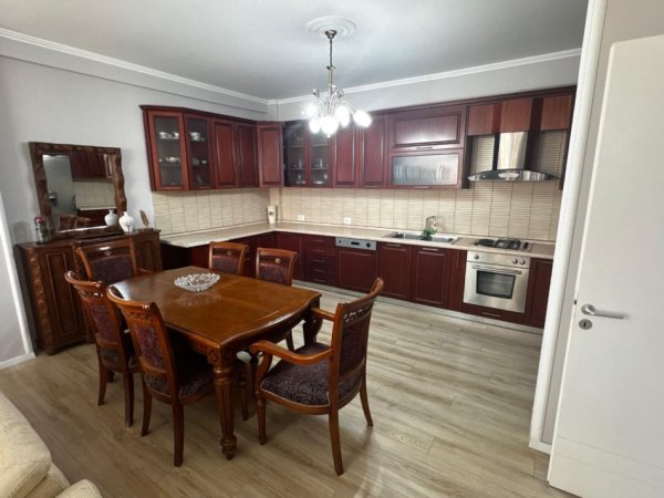Tirane, jepet me qera apartament 2+1+Ballkon Kati 7, 121 m² 800 € (Kompleksi Grand)