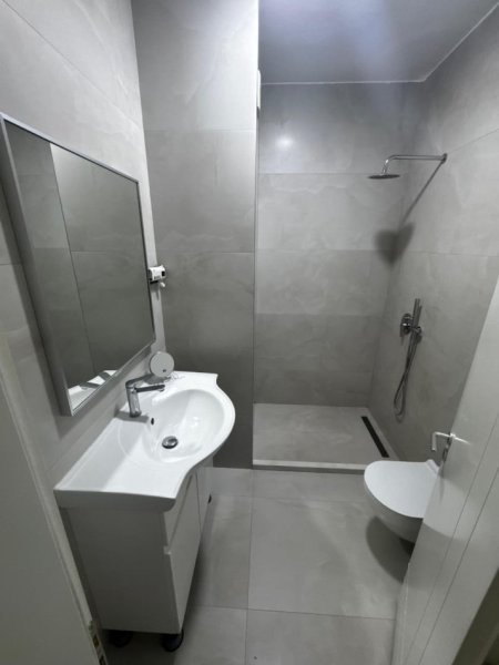 Tirane, jepet me qera apartament 2+1+Ballkon Kati 7, 121 m² 800 € (Kompleksi Grand)