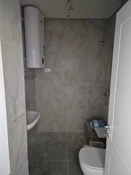 Tirane, jepet me qera zyre Kati 6, 103 m² 1.700 € (Lake View Rezidence)