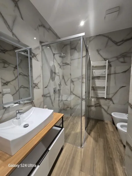 Tirane, jepet me qera apartament 1+1+Ballkon Kati 4, 72 m² 900 € (Kompleksi Delijorgji)