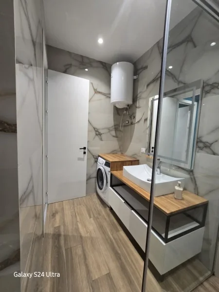 Tirane, jepet me qera apartament 1+1+Ballkon Kati 4, 72 m² 900 € (Kompleksi Delijorgji)