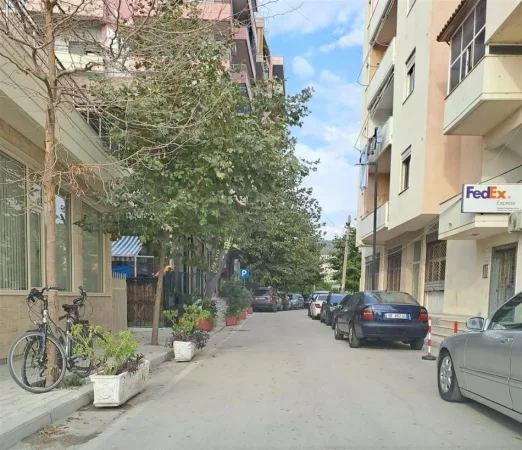 Vlore - Lungomare, Shitet dyqan+garazhd