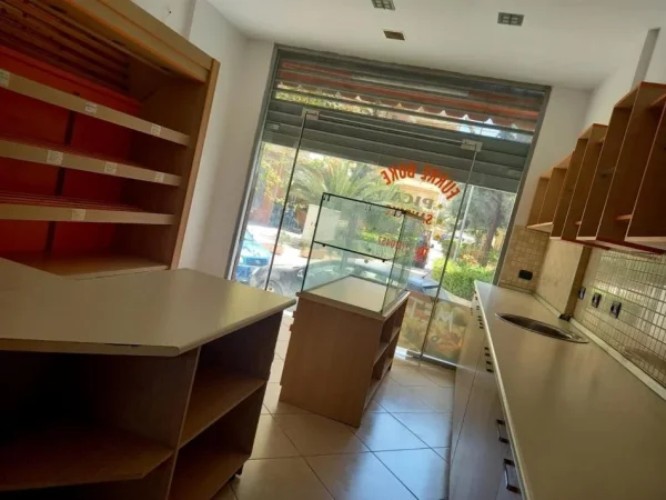 Vlore - Lungomare, Shitet dyqan+garazhd