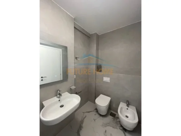 Tirane, jepet me qera apartament 2+1+Aneks+Ballkon Kati 4, 71 m² 700 € (GREEN TARRACE LIQENI I THAT)