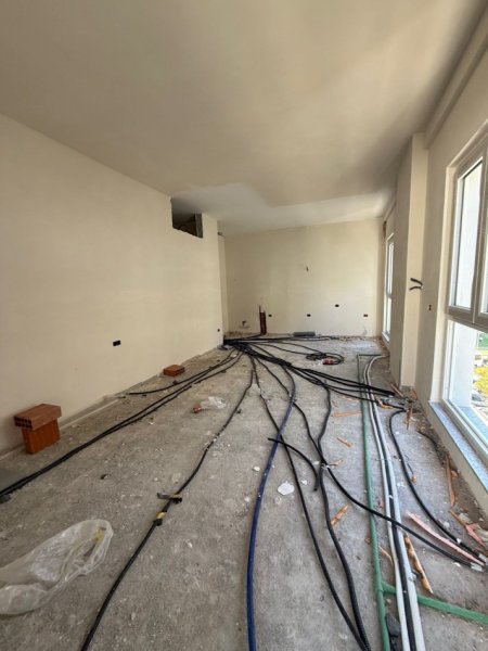 Tirane, jepet me qera zyre Kati 3, 100 m² 1.000 € (KOMUNA E PARISIT)