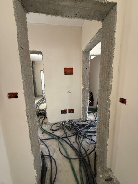 Tirane, jepet me qera zyre Kati 3, 100 m² 1.000 € (KOMUNA E PARISIT)