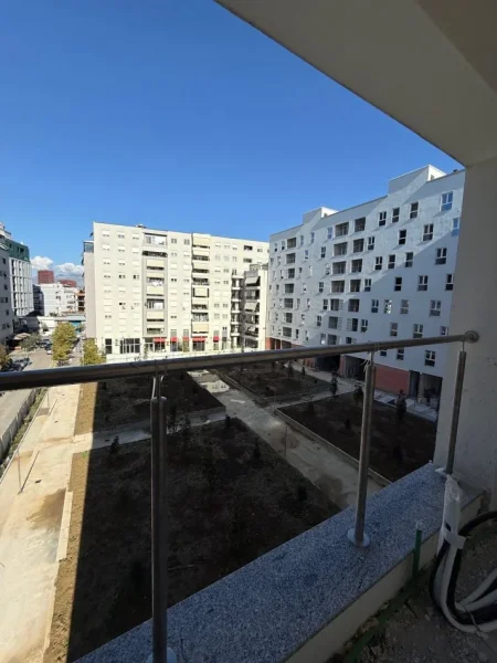 Tirane, jepet me qera zyre Kati 3, 100 m² 1.000 € (KOMUNA E PARISIT)