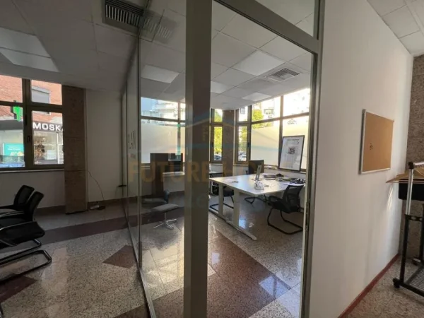 Tirane, jepet me qera Kati 0, 225 m² 4.250 € (blloku)