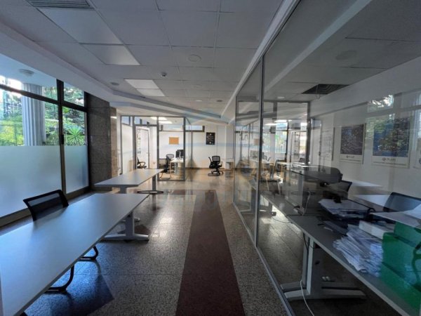 Tirane, jepet me qera Kati 0, 225 m² 4.250 € (blloku)