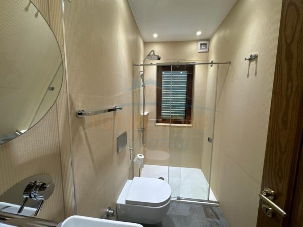 Tirane, jepet me qera apartament+verande | Penthouse 2+1 Kati 8, 241 m² 2.000 € (Kopshti Zoologjik, Tiranë)