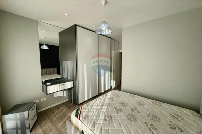 Tirane, jepet me qera apartament 1+1 , 75 m² 600 € (Rruga Karl Gega)