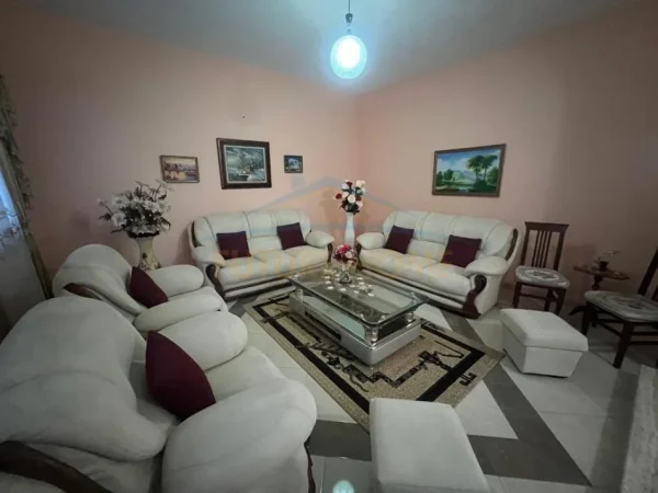 Shqiperi, shitet Vile 5+1+Ballkon Kati 2, 568 m² 220.000 € (Gjiri i Lalzit)