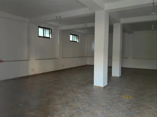 Tirane, jepet me qera magazine Kati 0, 100 m² 520 € (KODRA E PRIFTIT)