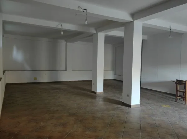 Tirane, jepet me qera magazine Kati 0, 100 m² 520 € (KODRA E PRIFTIT)