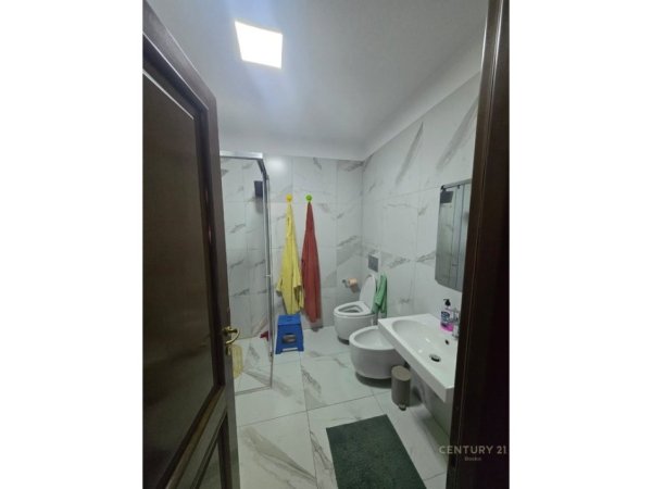 Tirane, jepet me qera apartament 2+1 Kati 4, 75 m² 750 € (Myslym Shyri)