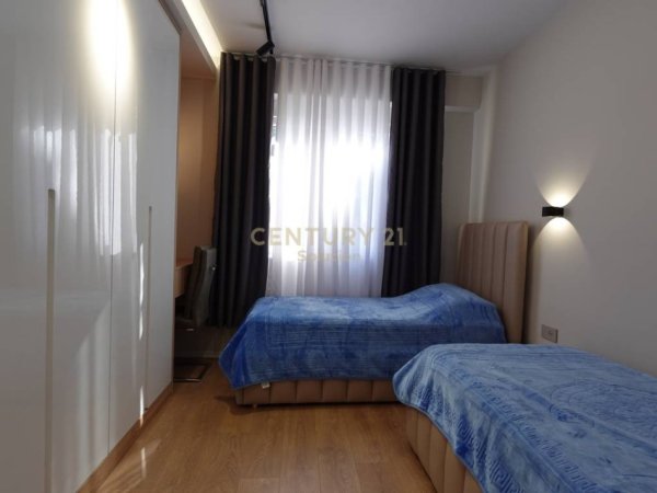 Tirane, jepet me qera apartament 2+1+Aneks+Ballkon Kati 3, 105 m² 1.350 € (Liqeni thate)