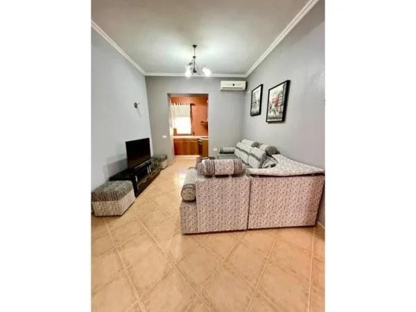 Tirane, jepet me qera apartament 1+1 Kati 1, 53 m² 600 € (Garda)