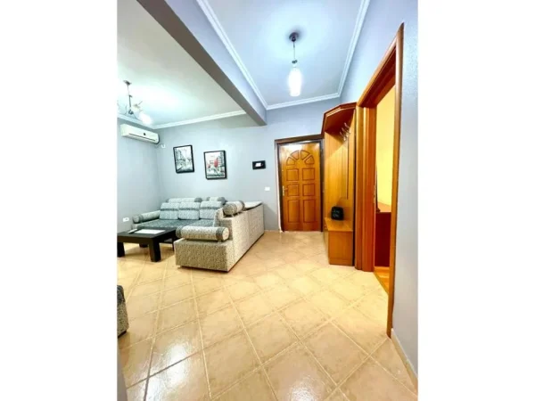 Tirane, jepet me qera apartament 1+1 Kati 1, 53 m² 600 € (Garda)