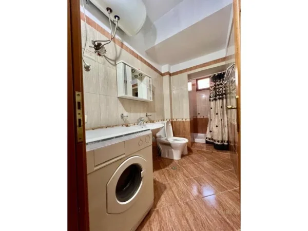 Tirane, jepet me qera apartament 1+1 Kati 1, 53 m² 600 € (Garda)