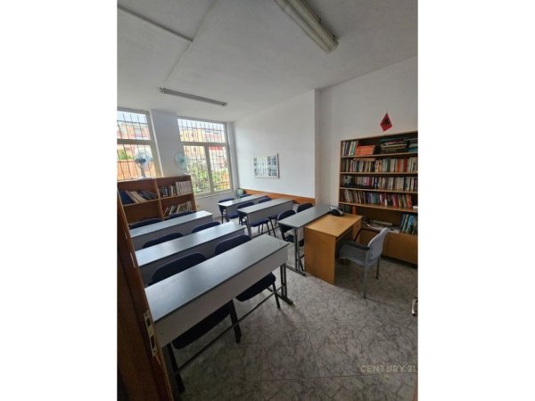 Tirane, jepet me qera ambjent biznesi Kati 1, 190 m² 1.100 € (Rr. Bardhyl)