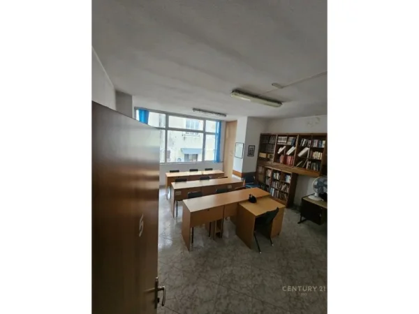 Tirane, jepet me qera ambjent biznesi Kati 1, 190 m² 1.100 € (Rr. Bardhyl)