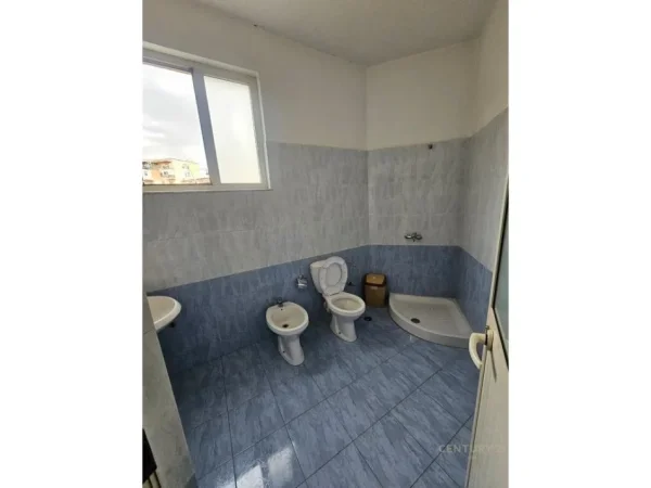 Tirane, jepet me qera ambjent biznesi Kati 1, 190 m² 1.100 € (Rr. Bardhyl)