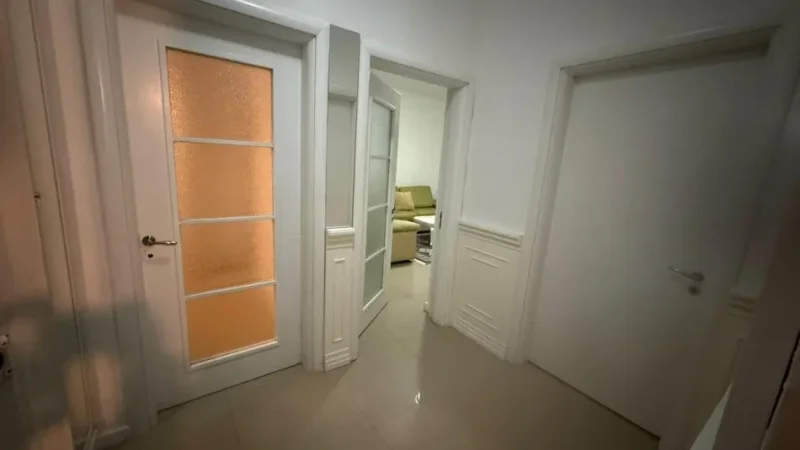 Tirane, jepet me qera apartament 2+1+Ballkon Kati 3, 80 m² 500 € (perballe square21)