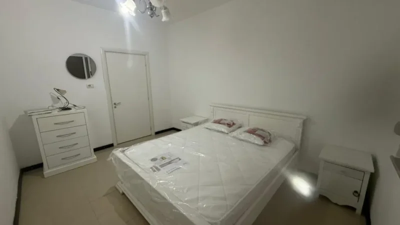 Tirane, jepet me qera apartament 2+1+Ballkon Kati 3, 80 m² 500 € (perballe square21)