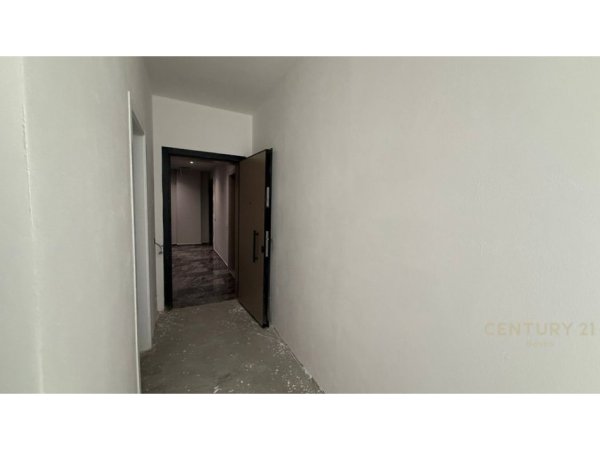 Tirane, shitet apartament 2+1+Ballkon Kati 1, 122 m² 260.000 € (rruga e mine peza)
