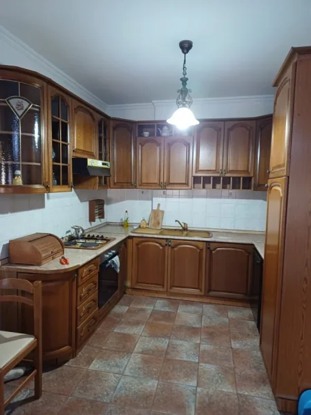 Tirane, jap me qera apartament 2+1+Ballkon Kati 8, 110 m² (Selvia, afer gjimnazit Partizani)