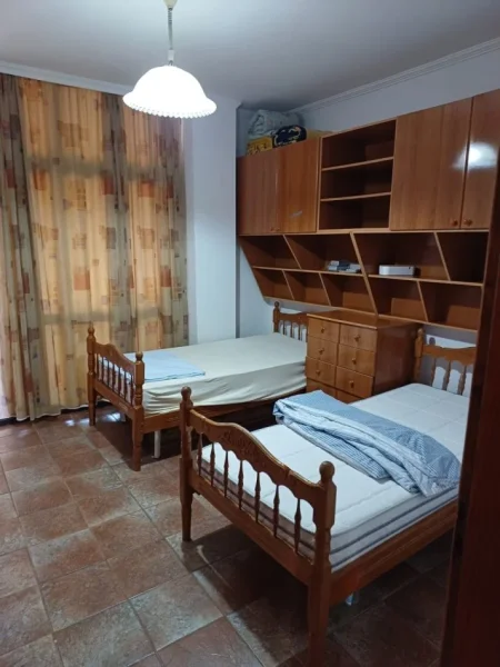Tirane, jap me qera apartament 2+1+Ballkon Kati 8, 110 m² (Selvia, afer gjimnazit Partizani)
