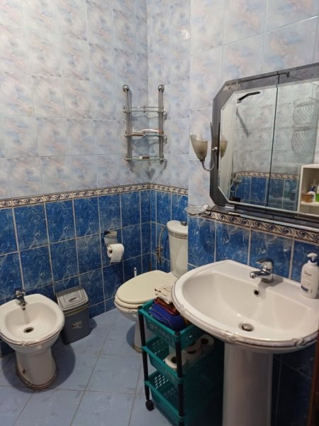 Tirane, jap me qera apartament 2+1+Ballkon Kati 8, 110 m² (Selvia, afer gjimnazit Partizani)