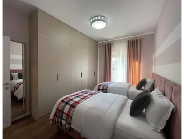 Tirane, jepet me qera apartament 3+1+Ballkon , 1.500 € (Liqeni Artificial)