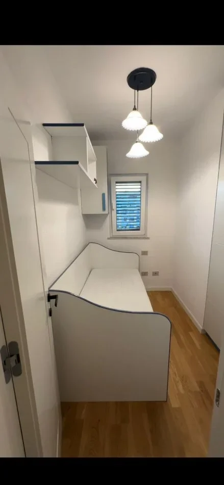 Tirane, jepet me qera apartament 2+1+Ballkon Kati 8, 82 m² 750 € (Rruga e Kosovareve)