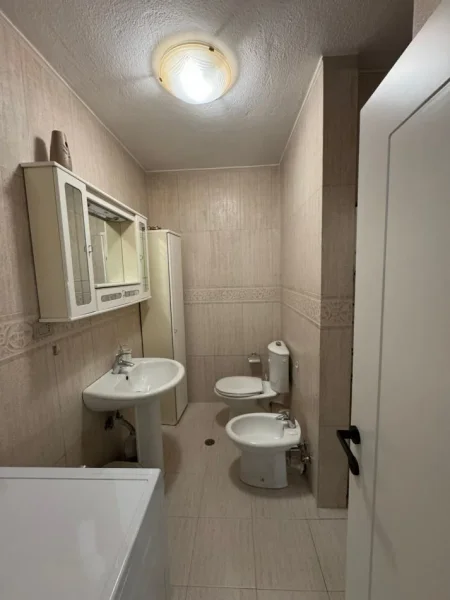 Tirane, jepet me qera apartament 2+1 Kati 7, 750 € Rruga e Kosovareve