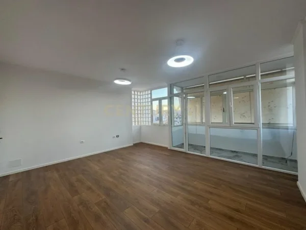 Tirane, shes apartament 2+1+Ballkon Kati 7, 93 m² 218.000 € (Mine Peza)