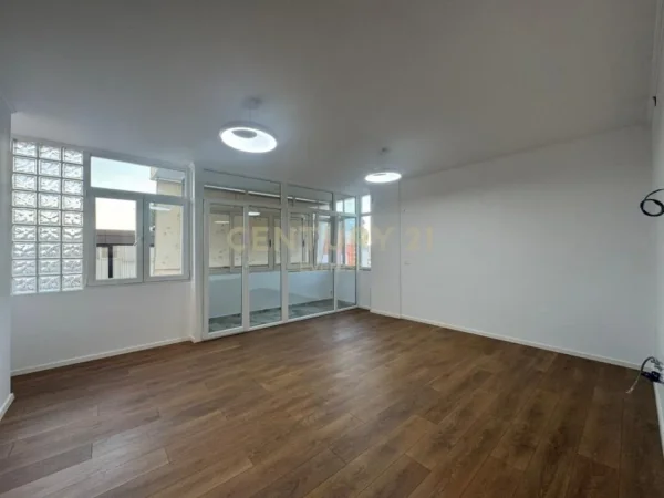 Tirane, shes apartament 2+1+Ballkon Kati 7, 93 m² 218.000 € (Mine Peza)