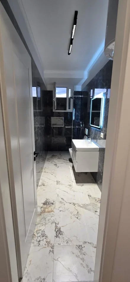 Tirane, shitet apartament 2+1+Ballkon Kati 7, 93 m² (Prokuroria, Bulevardi)