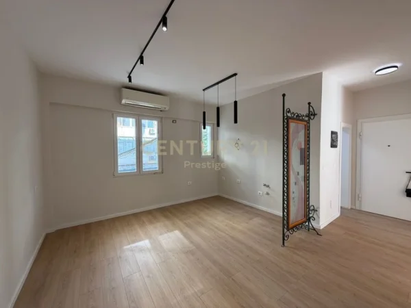Tirane, jepet me qera ambjent biznesi Kati 1, 70 m² 1.001 € (Pazari Ri)