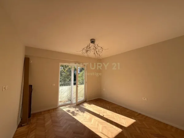 Tirane, jepet me qera ambjent biznesi Kati 1, 70 m² 1.001 € (Pazari Ri)