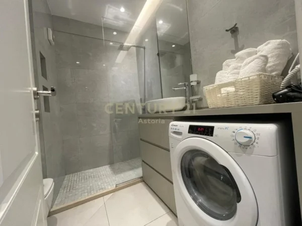 Tirane, jepet me qera apartament 1+1 Kati 5, 70 m² 780 € (9 Kateshet)