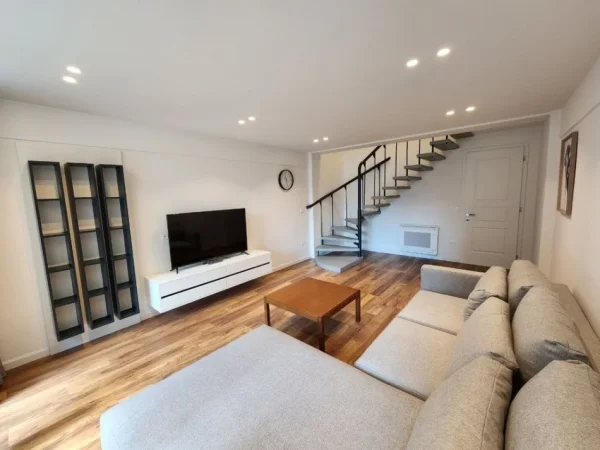 Tirane, jepet me qera apartament duplex 2+1+Ballkon Kati 5, 120 m² 1.100 € (Sheshi Skenderbej)
