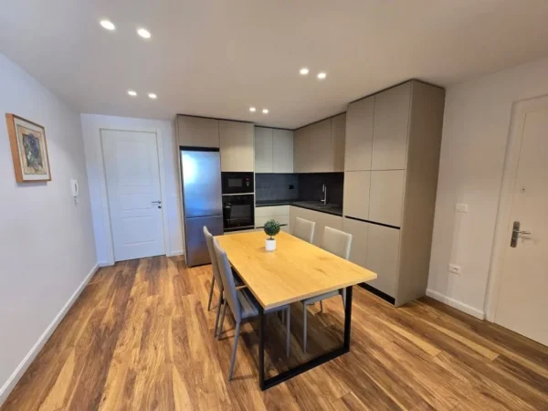 Tirane, jepet me qera apartament duplex 2+1+Ballkon Kati 5, 120 m² 1.100 € (Sheshi Skenderbej)