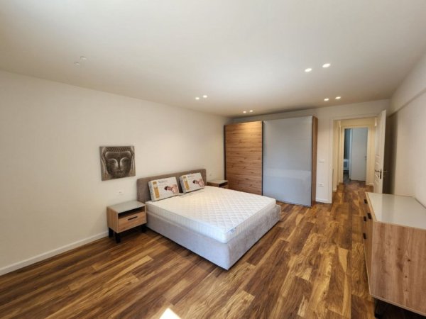 Tirane, jepet me qera apartament duplex 2+1+Ballkon Kati 5, 120 m² 1.100 € (Sheshi Skenderbej)