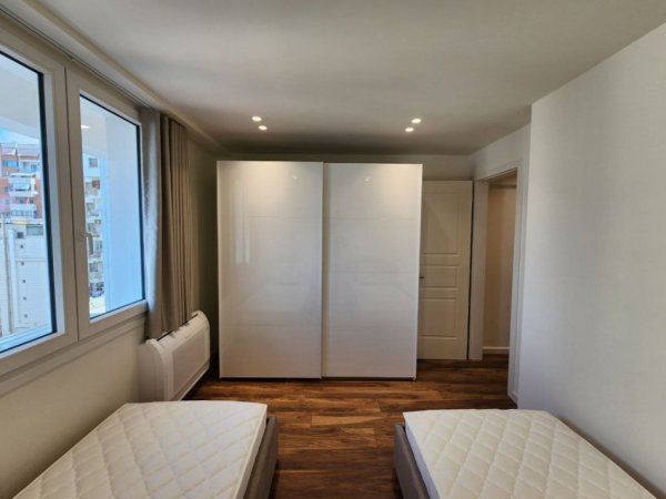 Tirane, jepet me qera apartament duplex 2+1+Ballkon Kati 5, 120 m² 1.100 € (Sheshi Skenderbej)