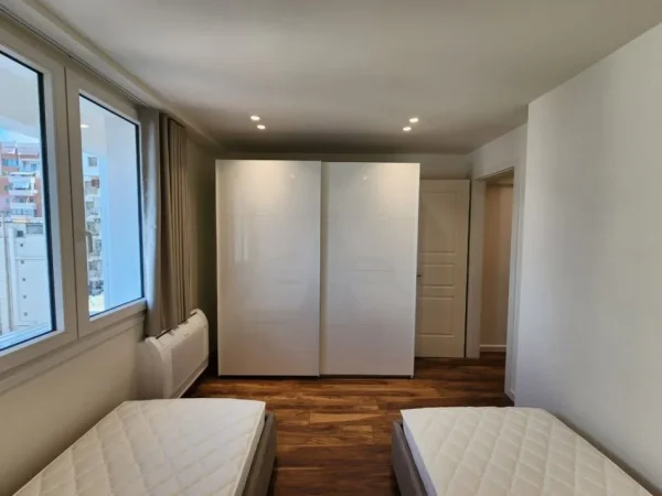 Tirane, jepet me qera apartament duplex 2+1+Ballkon Kati 5, 120 m² 1.100 € (Sheshi Skenderbej)